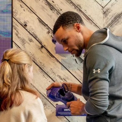 Curry con un hermoso regalo por el Día de la Mujer