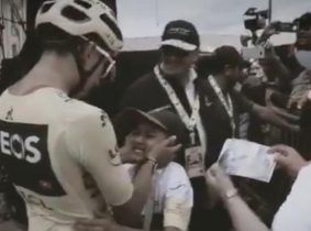 Así fue la emotiva despedida de Egan Bernal al pequeño Julián Gómez
