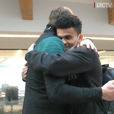 El abrazo más esperado: Luis Díaz ya llegó a las instalaciones del Liverpool