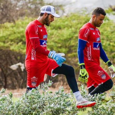 Duelo de cobradores de tiros libres en el Metropolitano este sábado