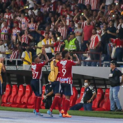 Gran líder: Miguel Ángel Borja y un lindo gesto con uno de sus compañeros en Junior