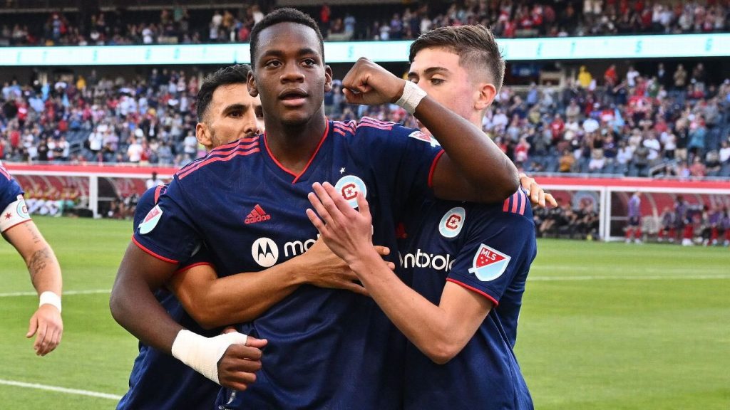 Nuevo colombiano en la Premier: Aston Villa anunció la contratación de este delantero