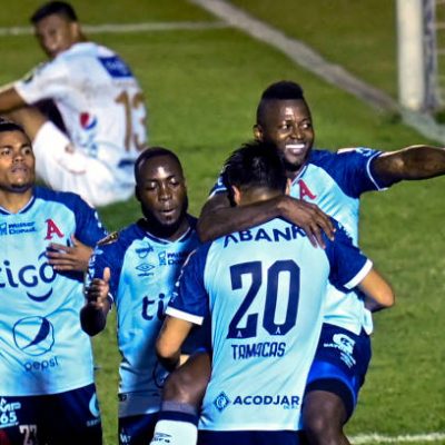 Este colombiano fue presentado, se fue de “fiesta” y lo echaron a la semana del club